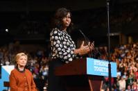 <p>Le 27 octobre 2016, Michelle Obama s’affiche aux côtés de la candidate démocrate Hillary Clinton pendant sa campagne en Caroline du Nord. Avec un simple chemisier noir et blanc, elle fait passer son message au premier plan. (AFP)</p>