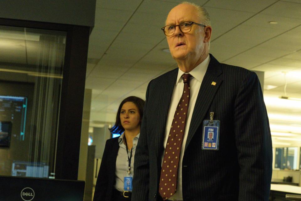 FBI Assistant Director Harold Harper (John Lithgow) und Angela Adams (Alia Shawkat) sind gespannt, was ihr Gesuchter als Nächstes vorhat. (Bild: Prashant Gupta/FX)