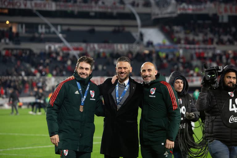 A Martín Demichelis lo enorgullece que clubes extranjeros se interesen por sus dirigidos; se mostró feliz junto a sus ayudantes Germán Lux y Javier Pinola en el césped del Monumental.