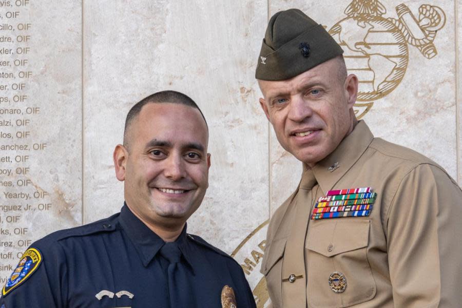 Premian a oficial latino de San Diego por salvar a marino en guerra de Irak