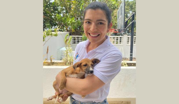 The Northern Echo: Rebecca con un perro que trató mientras trabajaba como voluntaria en Sierra Leona.  Imagen: Socios veterinarios