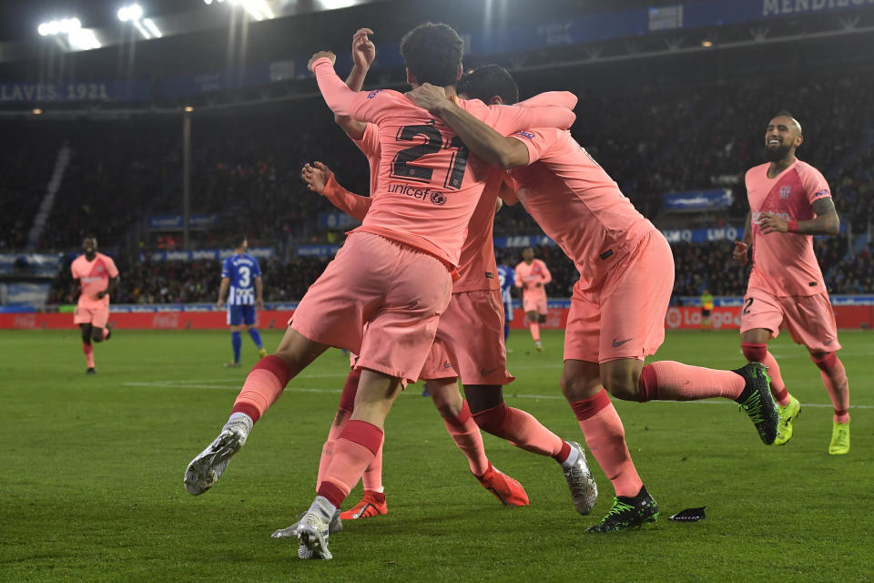 Barcelona mildfider Carles Alena celebrates with teammates scoring the opening goal, during a Spanish La Liga soccer match between Deportivo Alaves and FC Barcelona at the Medizorrosa stadium in Vitoria, Spain, Tuesday, April 23, 2019. (AP Photo/Alvaro Barrientos)
