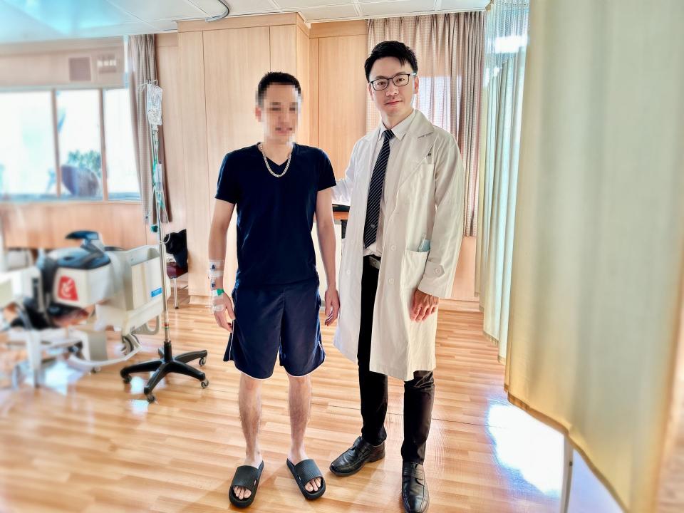 斐先生術後隔日下床，與陳明慶醫師合影。