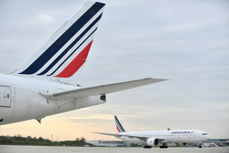 Avions d'Air France sur le tarmac de l'aéroport international de Roissy-Charles-de-Gaulle, près de Paris, le 26 avril 2023 (JULIEN DE ROSA)