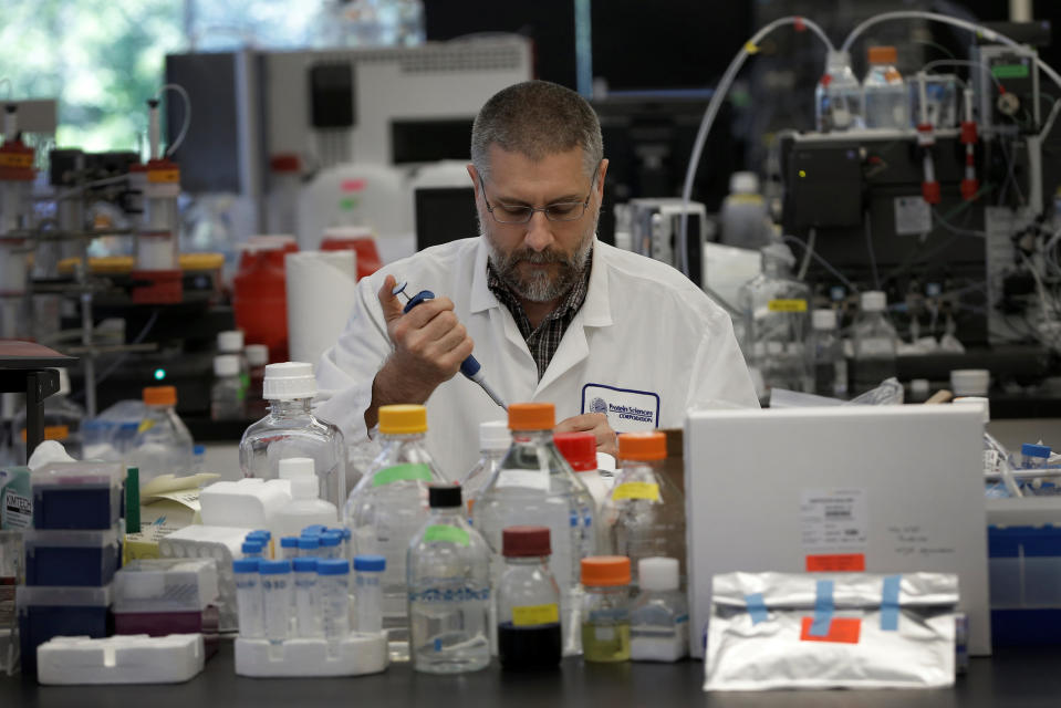 El científico Dan Galperin trabaja en una vacuna contra el Zika. REUTERS/Mike Segar