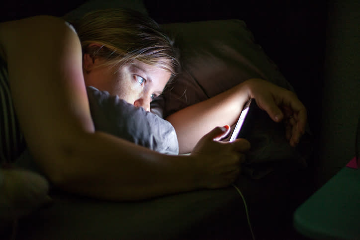 Usar constantemente el smartphone podría complicarte la vida en lugar de facilitártela. – Foto: Adam Hester/Getty Images