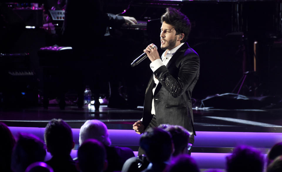 Sebastián Yatra interpreta "No ha parado de llover" durante la ceremonia en honor a Maná como Persona del Año de la Academia Latina de la Grabación, el miércoles 14 de noviembre del 2018 en el Centro de Eventos Mandalay Bay en Las Vegas. (Foto por Chris Pizzello/Invision/AP)