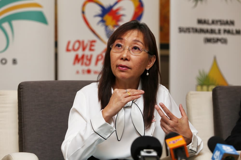 Primary Industries Minister Teresa Kok clarified today that Malaysia has not retracted its option to file a complaint with the WTO against the EU and its Delegated Regulation on palm oil. — Picture by Choo Choy May