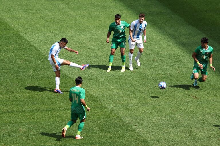 Thiago Almada, tras una asistencia de Julián Álvarez, abrió el marcador para la selección argentina 