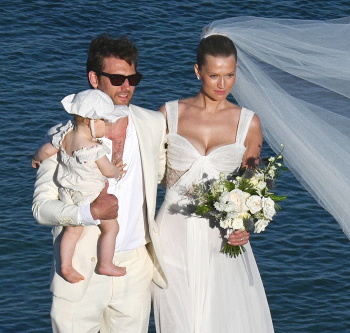 Toni Garn y Alex Pettyfer en su boda con su hijo