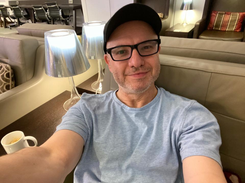 Paul Oswell selfie in British Airways Singapore lounge, "Review with photos of British Airways' Business Class Club Suite"