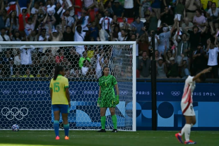 La portera brasileña Lorena reacciona tras recibir el gol de la remontada ante Japón en el partido correspondiente a la segunda jornada el Grupo C del torneo femenino de fútbol de los Juegos Olímpicos de París, disputado en el Parque de los Príncipes el 28 de julio de 2024. (Ben STANSALL)