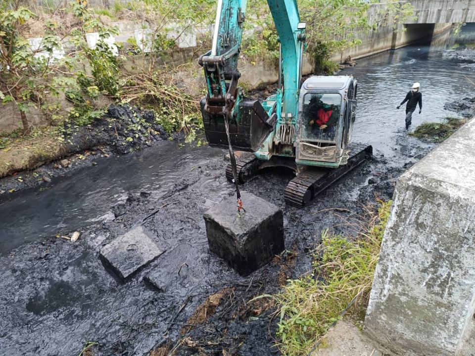 「新北市蘆洲水湳溝排水改善暨環境優化工程」已開工，進行鼎塊堆置施工便道及圍水作業。   圖：新北市水利局提供