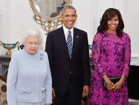 Britain's Queen Elizabeth II (left) stands with the President and First Lady of the United States Barack Obama and his wife Michelle, in the Oak Room at Windsor Castle ahead of a private lunch hosted by the Queen, in Windsor, Britain, April 22, 2016. REUTERS/John Stillwell/Pool