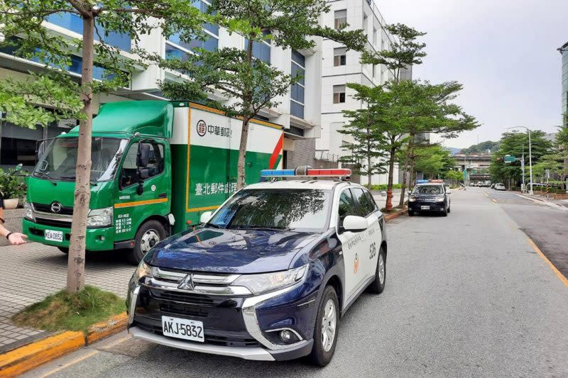 中華郵政車在警車護送下，安全抵達立保整鈔中心。（中保無限+生活誌提供）