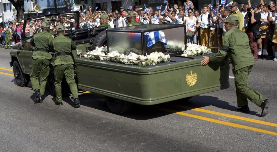 Soldiers push the jeep and trailer carrying the ashes of the late Fidel Castro during Castro's funeral procession near Moncada Fort in Santiago, Cuba, Dec. 3, 2016. (Photo: Rodrigo Abd/AP)