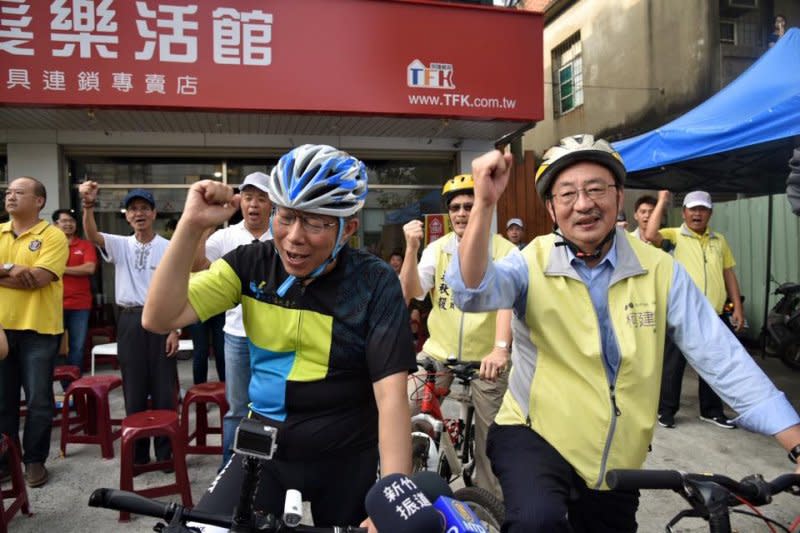 台北市長柯文哲（左）14日組自行車隊，從台北騎到新竹市和柯建銘（右）相會。（柯建銘辦公室提供）