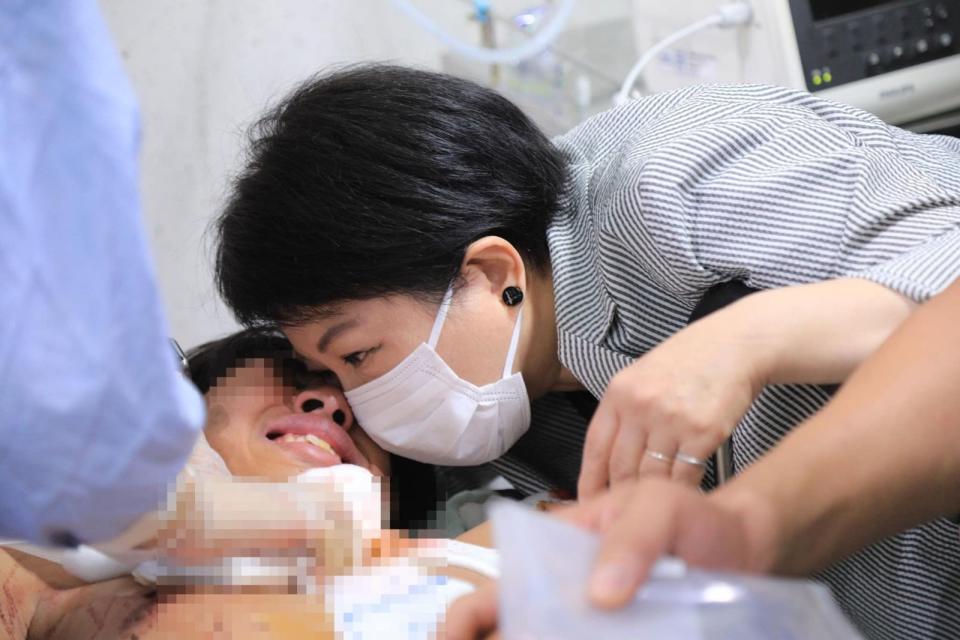 台中市長盧秀燕昨第一時間到醫院慰問遭外縣市凶嫌砍傷的市民。（翻攝自盧秀燕臉書）