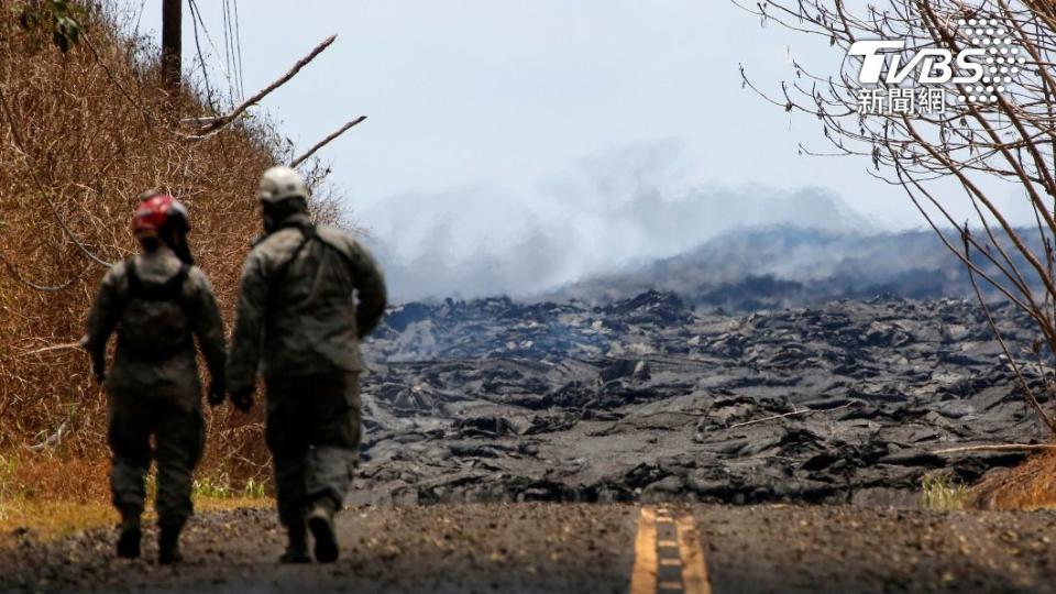 夏威夷州的美國國民兵在火山爆發時執行任務。（圖／達志影像路透社）