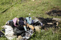 Ropa quemada de personas asesinadas en un ritual religioso en la comunidad selvática de El Terrón, Panamá, el viernes 17 de enero de 2020. (AP Foto/Arnulfo Franco)