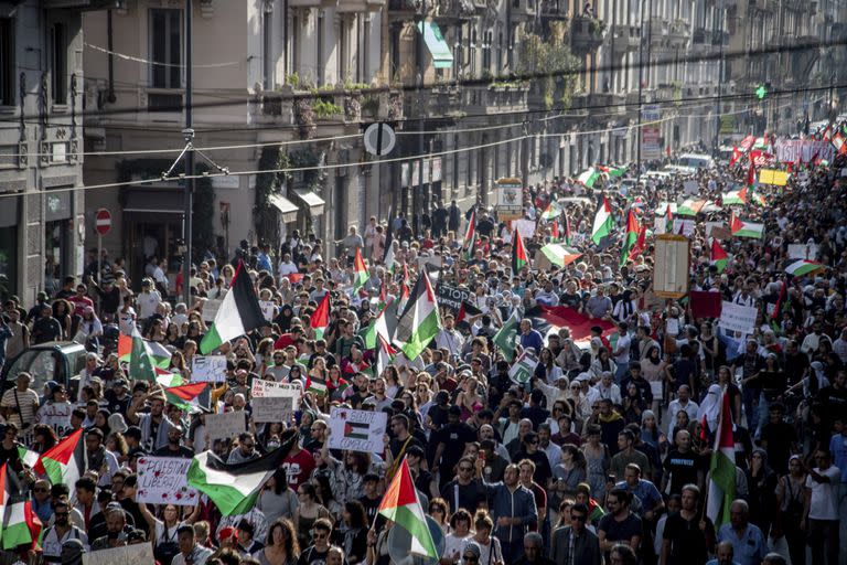 Varias personas participan en una manifestación en solidaridad con el pueblo palestino denominada 