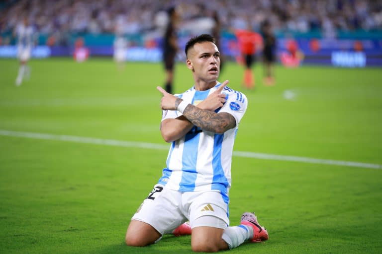 El delantero argentino Lautaro Martínez celebra tras marcar el primer gol de la Albiceleste contra Perú, en el duelo de cierre del Grupo A de la Copa América de Estados Unidos, en el Hard Rock Stadium el 29 de junio de 2024. (Hector Vivas)