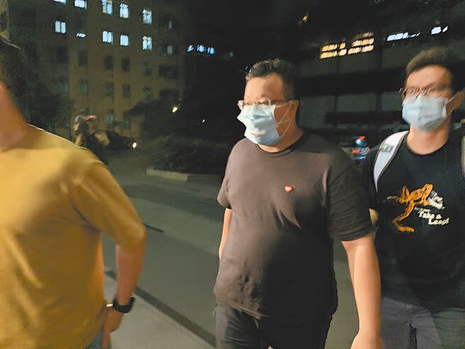 涉嫌洩漏資料給詐欺集團的台北市警大同分局寧夏所所長葉育忻（中），因涉犯偽造文書、洩密罪，3日傍晚7時許移送士林地檢署複訊。（李文正攝）