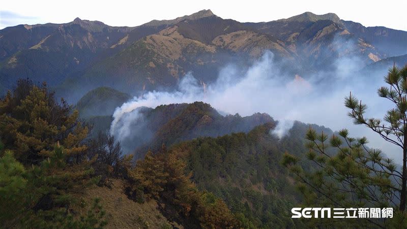 美麗的山景不斷竄出濃濃白煙，因為人為因素導致森林大火，至今已燒了7天、面積達68公頃。（圖／林務局嘉義林區管理處提供）