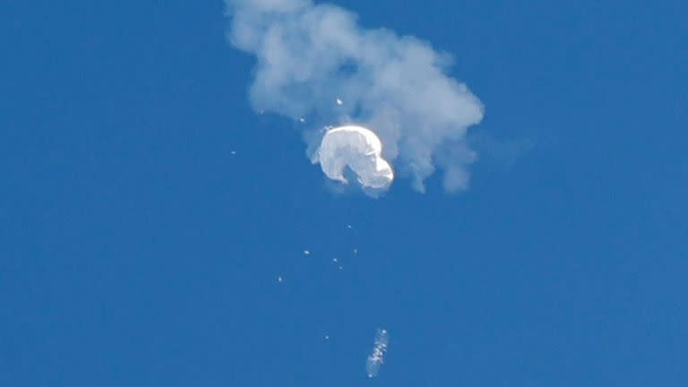 El momento de la destrucción del globo chino ante la costa de Carolina del Sur