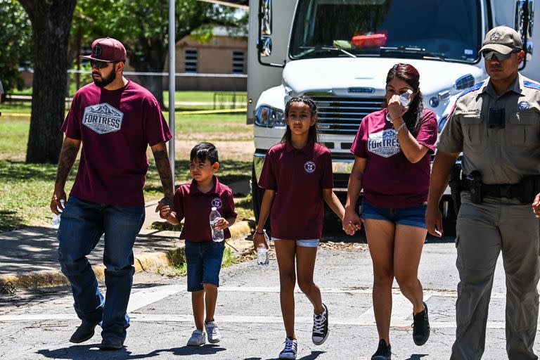 La familia de una víctima en el tiroteo en la Robb Elementary School en Uvalde, Texas. (Photo by CHANDAN KHANNA / AFP)