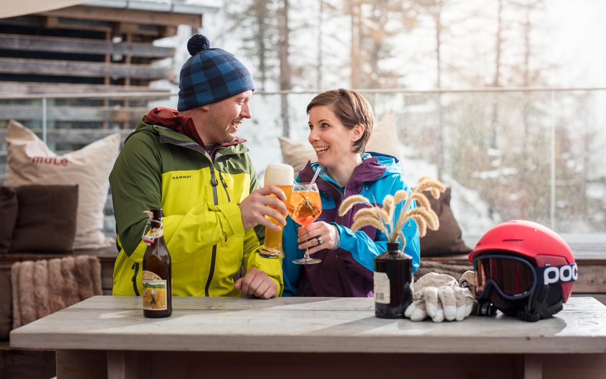 Zermatt has various après spots where you can catch live music and enjoy the sunshine - pascal gertschen/zermatt toursimus