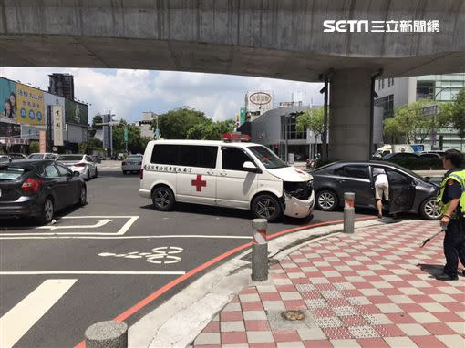 與救護車發生擦撞的灰黑轎車撞上人行道才停下。(圖/翻攝畫面)