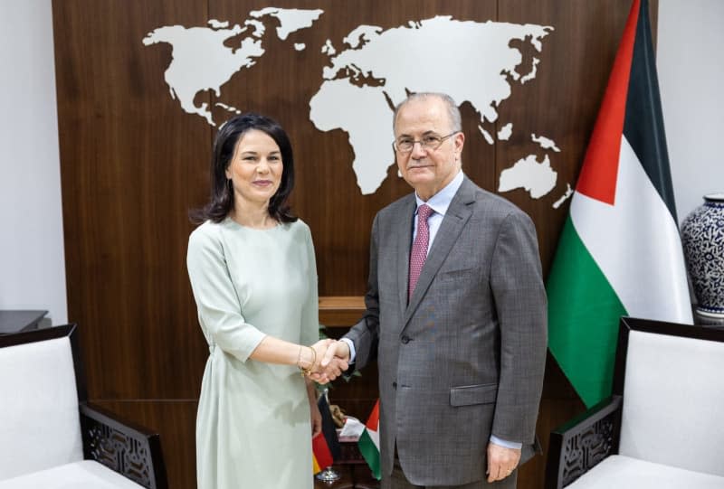 Mohammed Mustafa (R), Prime Minister of the Palestinian Authority, welcomes Annalena Baerbock, German Foreign Minister.  During her visit to the Middle East, Baerbock will hold talks with officials from Israel, Palestine and Lebanon.  Hannes P. Albert/dpa