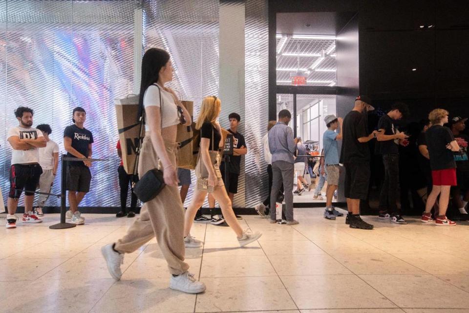 Shoppers at Aventura Mal, during Black Friday sales in 2022.