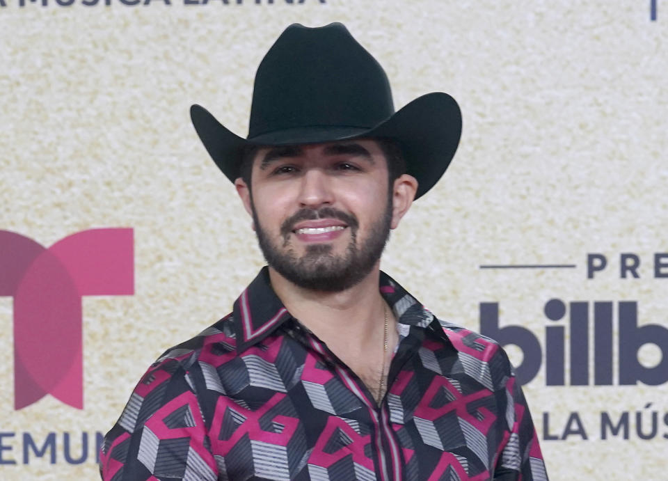 ARCHIVO - Joss Favela llega a los Premios Billboard de la Música Latina el 23 de septiembre de 2021 en el Watsco Center en Coral Gables, Florida. Favela lanzó su álbum "Aclarando la mente" el 14 de octubre de 2022. (Foto AP/Marta Lavandier, archivo)