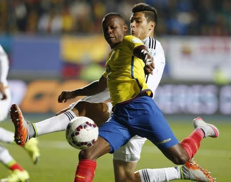 Ecuador's Juan Cazares fights for the ball with Mexico's Raul Jimenez (rear) during their first round Copa America 2015 soccer match at Estadio El Teniente in Rancagua, Chile, June 19, 2015. REUTERS/Andres Stapff