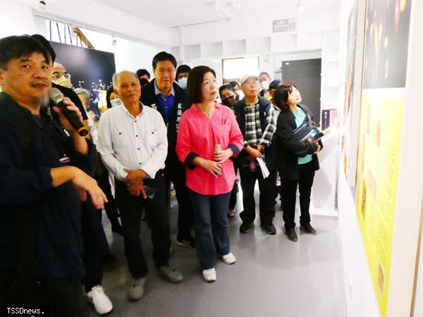 阮義忠台灣故事館第26檔展覽開幕座談會，姚任祥《傳家·家傳》&阮義忠《童年的甜味／吹糖·畫糖》開幕展出，宜蘭市長陳美玲參觀展場。（記者董秀雲攝）