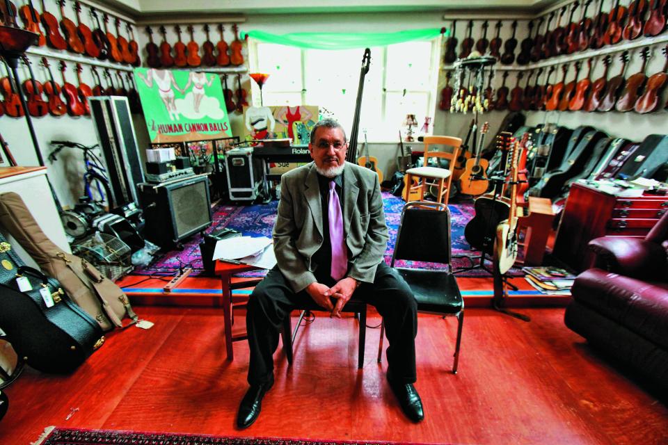 David Bromberg in the living room of his North Market Street home in Wilmington in 2009.