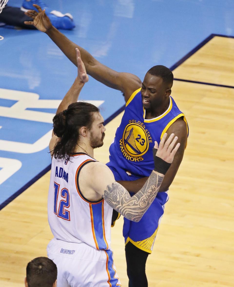 Draymond Green (23) de los Warriors de Golden State le comete una falta a Steven Adams del Thunder de Oklahoma City el domingo 22 de mayo de 2016. (AP Photo/Sue Ogrocki)