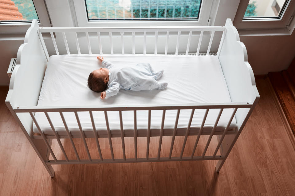 Experten empfehlen, den Säugling zum Schlafen auf den Rücken in ein eigenes Kinderbett zu legen, ohne lose Decken oder Kuscheltiere oder Felle im Bettchen (Bild: Getty Images)