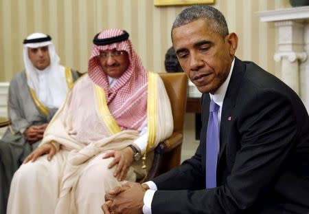U.S. President Barack Obama meets with Saudi Crown Prince Mohammed bin Nayef (C) in the Oval Office of the White House in Washington May 13, 2015. REUTERS/Kevin Lamarque