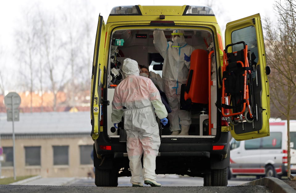 Sanitäter vor einem Patiententransfer in Cheb - in den tschechischen Corona-Hotspots sind die Kliniken überlastet (Bild: Reuters/David W Cerny)