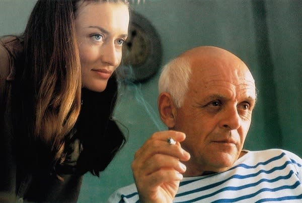 Anthony Hopkins viveu o genial pintor espanhol em ‘Os Amores de Picasso’ (1996), que foca em sua relação com Françoise Gilot ( Natascha McElhone), mulher que conseguiu domar seu coração.