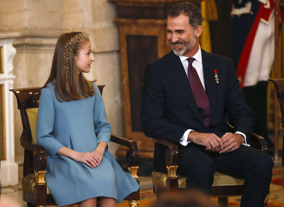 <p>Sur fond de crise indépendantiste en Catalogne, le roi d’Espagne Felipe VI a fêté mardi 30 janvier ses 50 ans en mettant à l’honneur sa fille de 12 ans, Leonor, l’héritière du trône, à laquelle il a remis la plus prestigieuse des décorations, celle de la Toison d’Or. Felipe VI dont le début de règne a été marqué par la mise à l’écart de sa sœur Cristina poursuivie pour fraude fiscale dans une affaire de détournements de fonds.<br>Crédit photo : Getty Images </p>