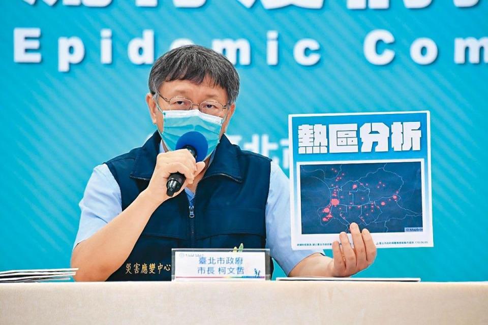 雙北市為疫情重災區，相較於台北市長柯文哲（圖）屢次槓上中央，用詞越來越辛辣，侯友宜則未向中央開戰。（台北市政府提供）