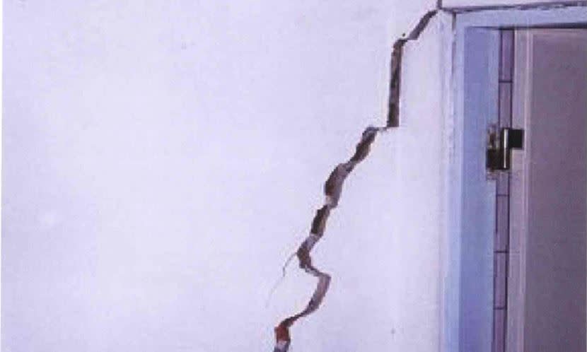 隔間牆嚴重裂損，上下錯位，應拆除重砌。圖片來源 / 震後房屋自我檢查手冊