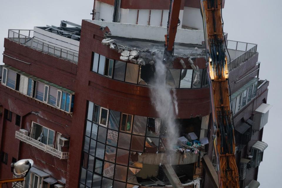 台灣花蓮地震｜天王星大樓今拆卸 住戶哭求回家取財產被拒：都是吃飯錢