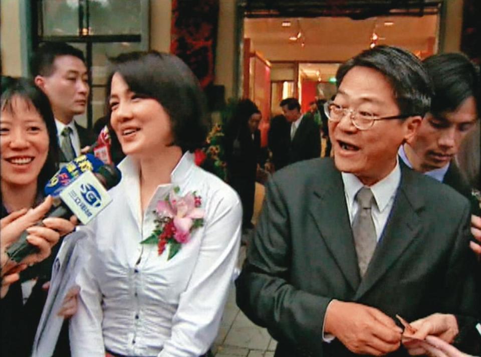 吳東亮（右）32年前遭綁架，妻子彭雪芬（左）交付贖款，救出丈夫。（東森新聞提供）