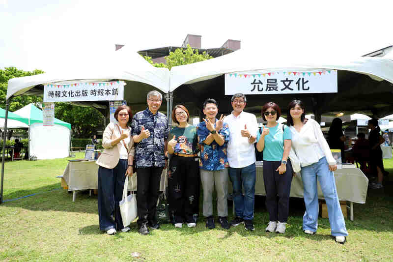 響應世界閱讀日  讀字樂園玩書展登場 為響應423世界閱讀日，文化部推出「讀字樂園玩書 展」，邀民眾20、21日到新北市板橋放送所體驗創意 閱讀活動，文化部次長王時思（左3）與時報文化董 事長趙政岷（左2）、允晨文化發行人廖志峰（右3） 等人20日出席活動。 （文化部提供） 中央社記者邱祖胤傳真  113年4月20日 