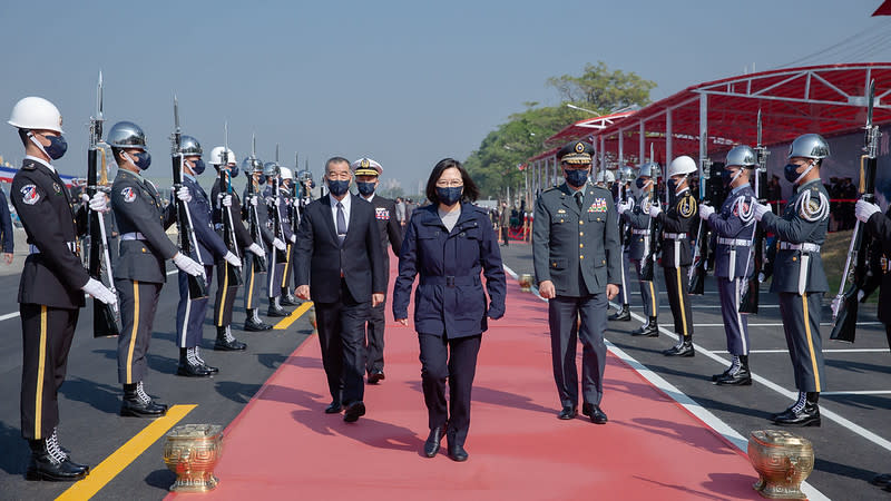 蔡英文總統十四日上午蒞臨高雄，出席海軍一九二艦隊第一、二布雷艇中隊成軍典禮。（記者吳文欽攝）